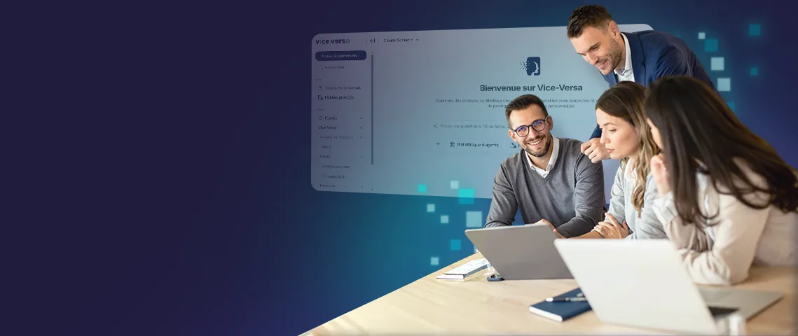 Trois collaborateurs d’un office travaillant ensemble devant leurs ordinateurs