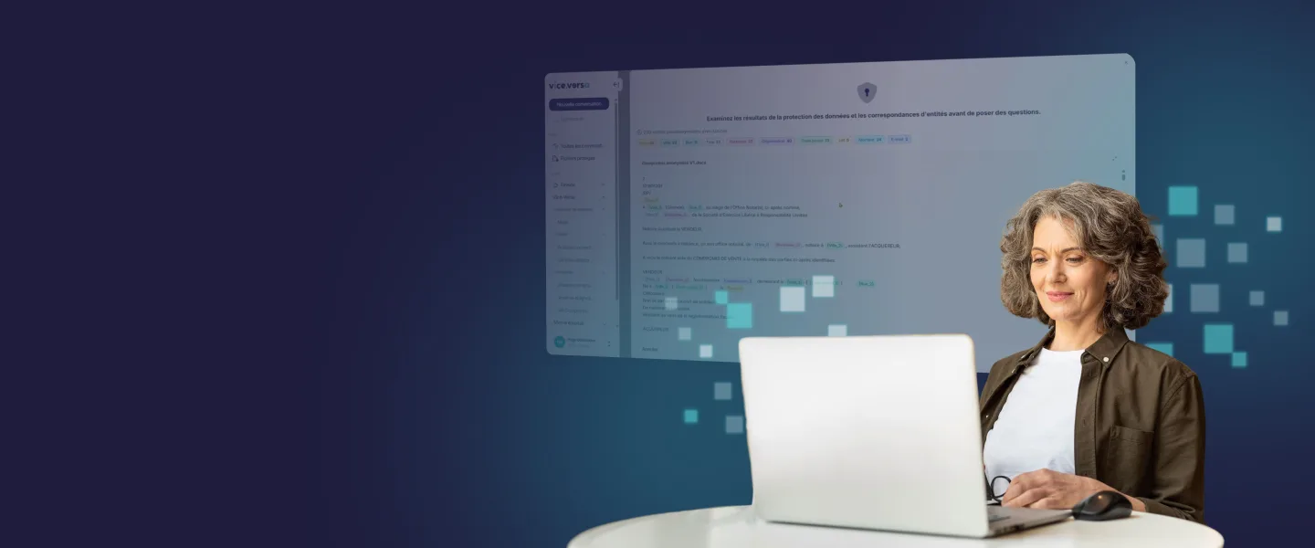 Un notaire consulte un document sur son ordinateur portable